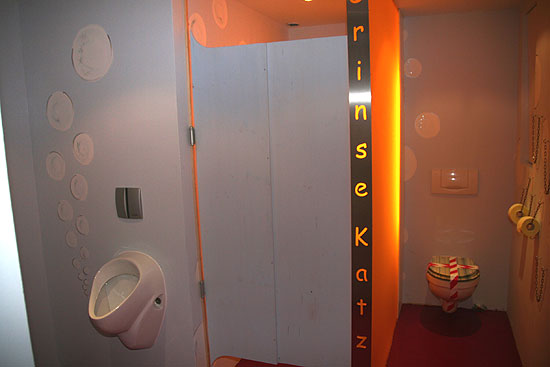 eine der Toiletten bei den Männern war defekt, die Schüssel gesprungen.... (Foto: Martin Schmitz)